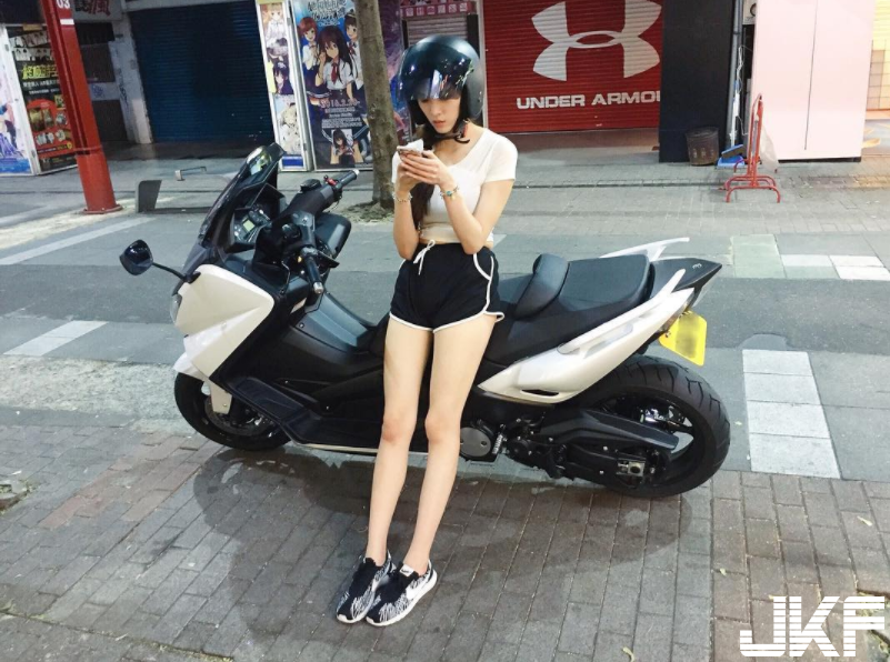 賣場驚見「長腿正妹」！原來是真理女大生而且身材超有料，要打開真理之門啦！