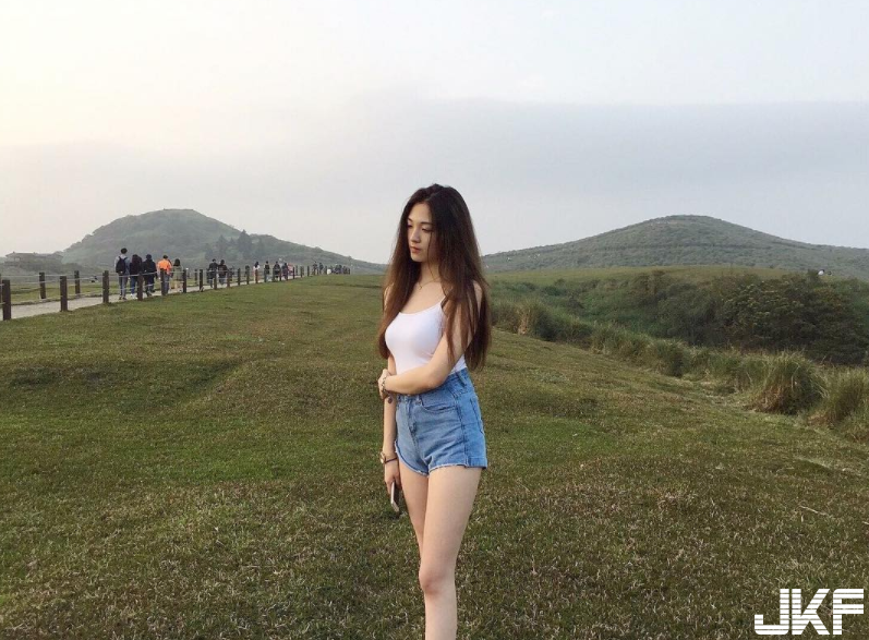 賣場驚見「長腿正妹」！原來是真理女大生而且身材超有料，要打開真理之門啦！