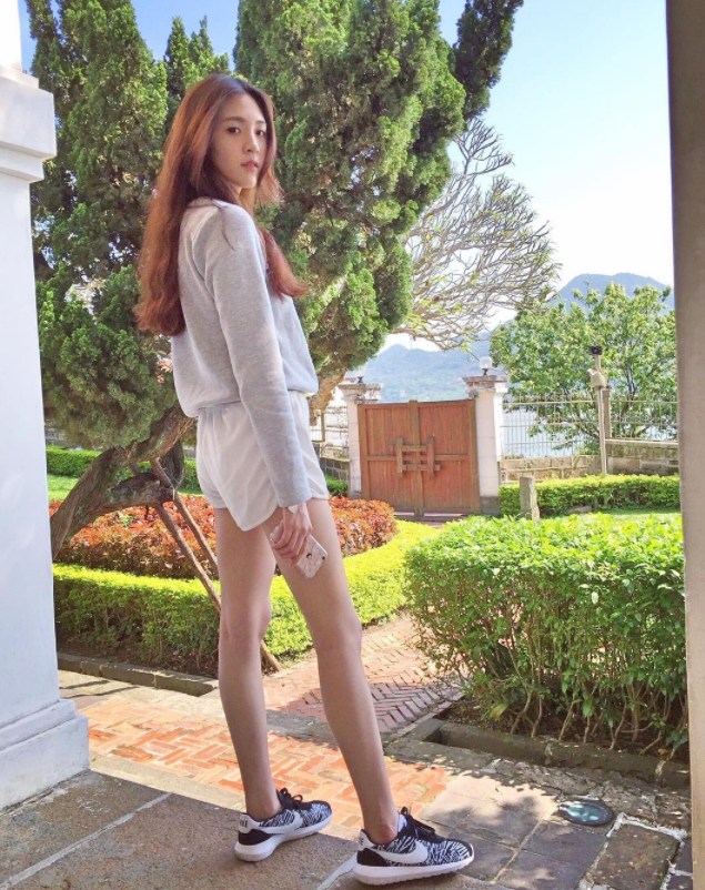 賣場驚見「長腿正妹」！原來是真理女大生而且身材超有料，要打開真理之門啦！