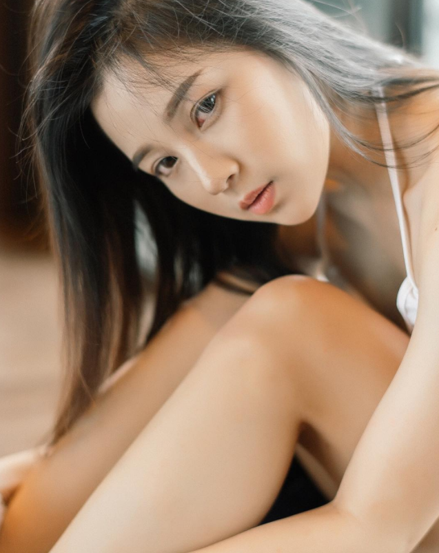最性感的厭世！「美乳正妹」身材超好在家穿少少，超級女友感太誘人！