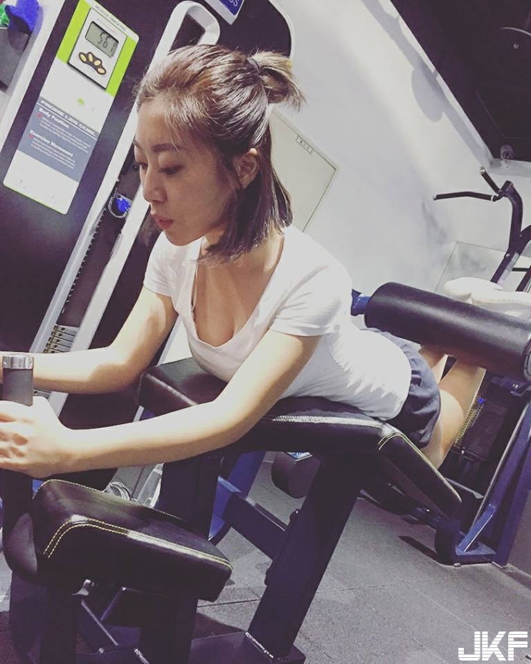 捷運上「白衣大奶妹」上圍太兇好搶眼！極品身材竟還是「水滴狀美乳」！
