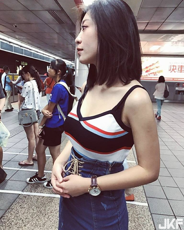 捷運上「白衣大奶妹」上圍太兇好搶眼！極品身材竟還是「水滴狀美乳」！