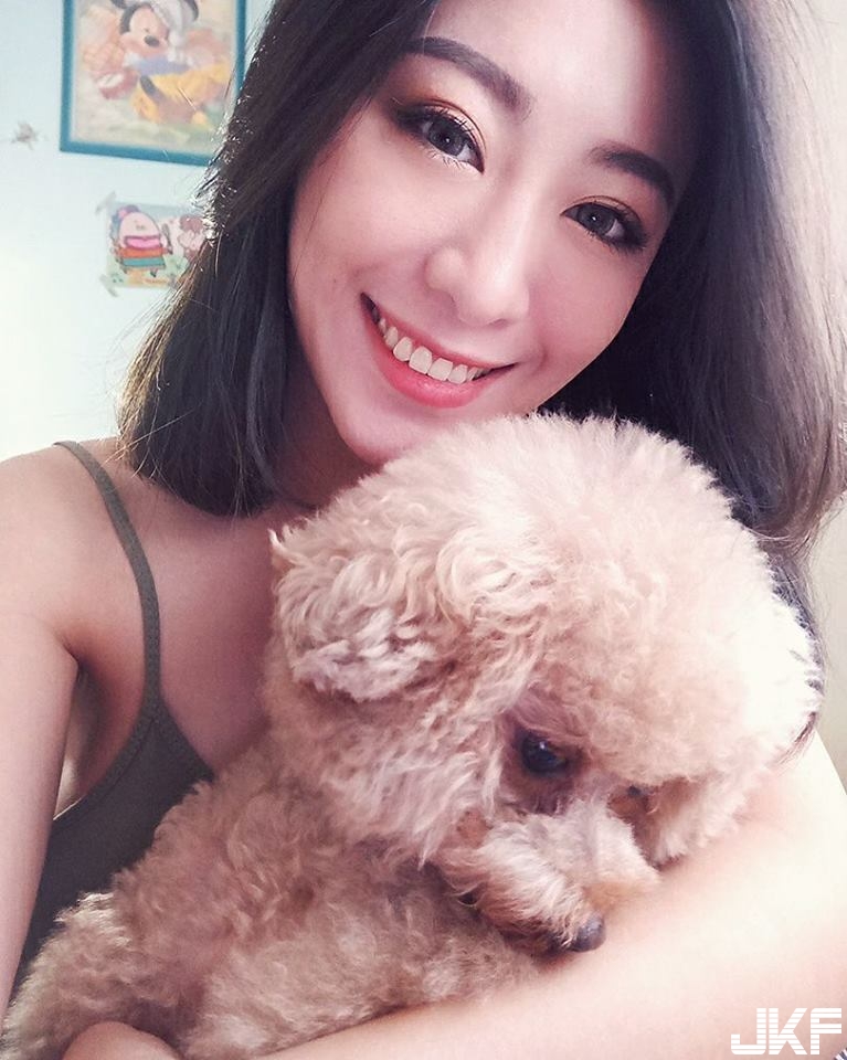 捷運上「白衣大奶妹」上圍太兇好搶眼！極品身材竟還是「水滴狀美乳」！
