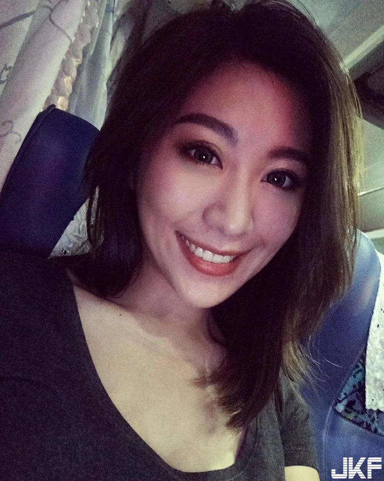 捷運上「白衣大奶妹」上圍太兇好搶眼！極品身材竟還是「水滴狀美乳」！