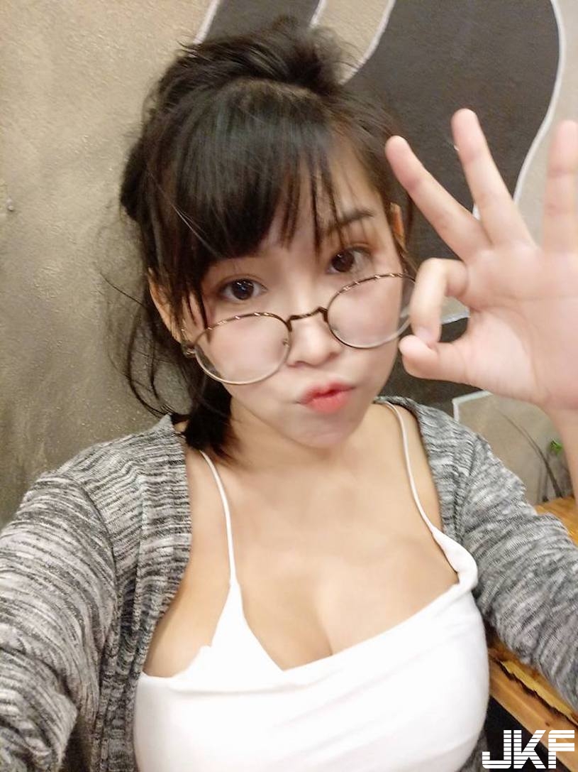 「大奶眼鏡妹」兩團渾圓大奶肉表演「奶盛貓咪」！十足軟Q，網：暴動當貓