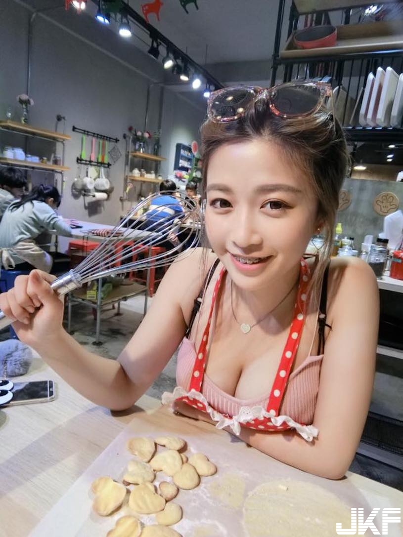 手作店驚見「巨奶老闆娘」的「甜蜜招待」！奶奶整個放上桌，甜甜一笑讓地表男人融化啦