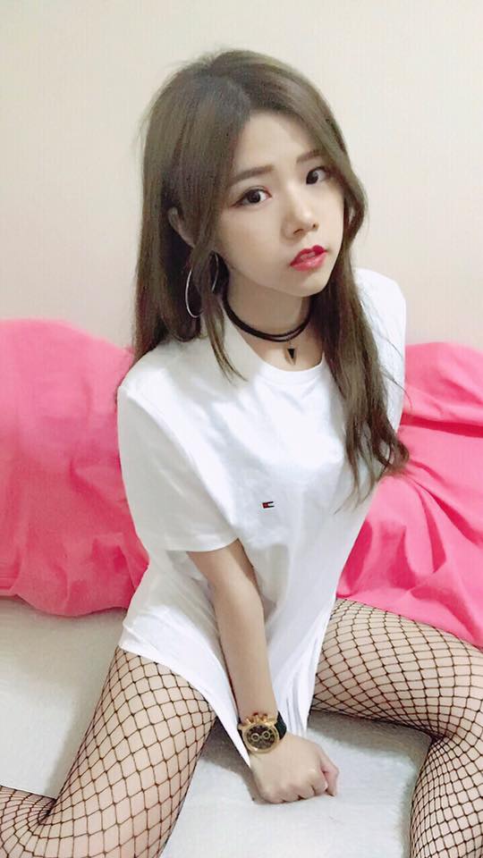 正妹海邊解放「雪白嫩乳」！「美型車頭燈」好身材藏不住，甜美顏值讓人戀愛了！