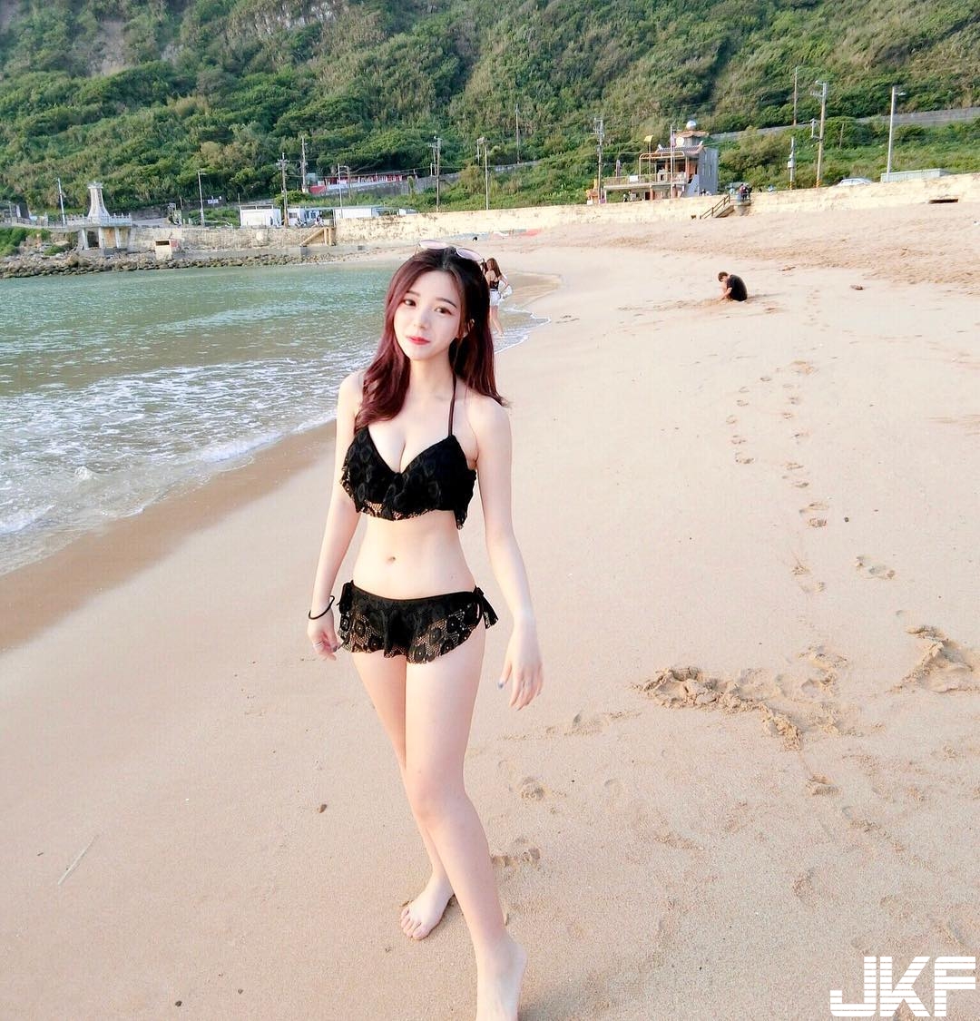 正妹海邊解放「雪白嫩乳」！「美型車頭燈」好身材藏不住，甜美顏值讓人戀愛了！