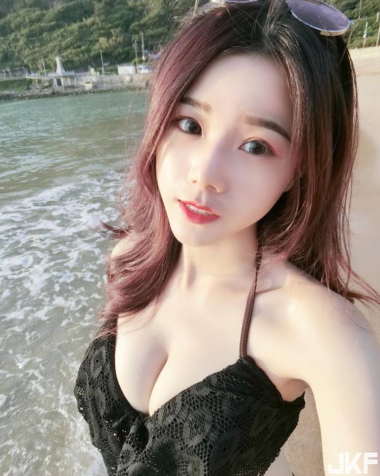 正妹海邊解放「雪白嫩乳」！「美型車頭燈」好身材藏不住，甜美顏值讓人戀愛了！