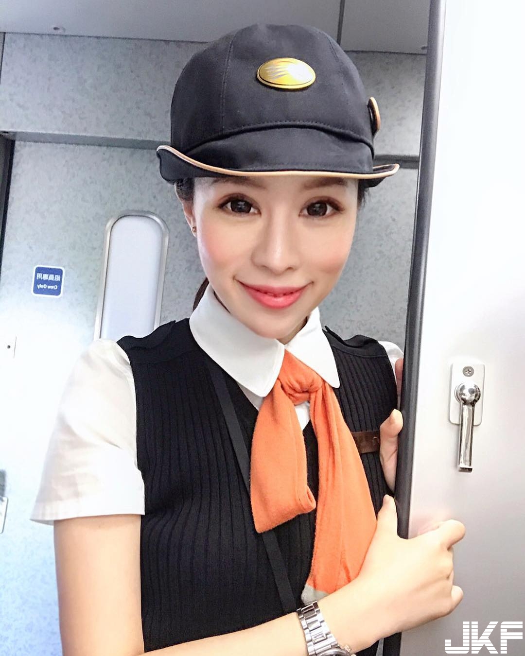 網推爆台灣高鐵「最美列車長」！S曲線身材吸睛，甜美笑容旅客都融化了！