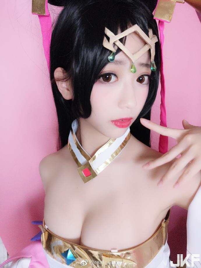 好夢幻！最強「童顏巨乳妹」駕到！就像從漫畫走出來的女高校生&#8230;