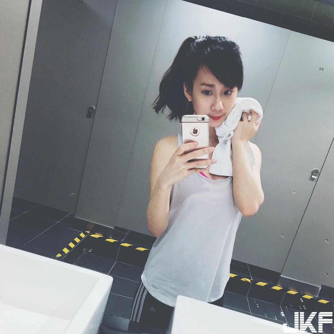 清秀正妹比基尼下「爆乳的秘密」！河邊袒露「性感美乳」，畫面好清涼呀！