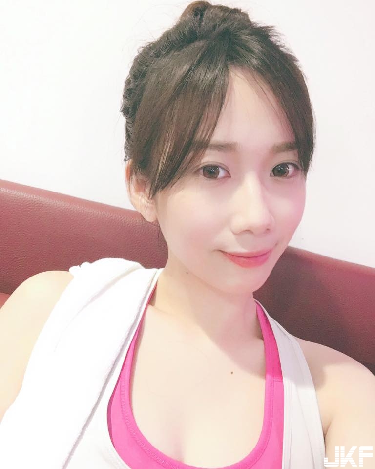 清秀正妹比基尼下「爆乳的秘密」！河邊袒露「性感美乳」，畫面好清涼呀！
