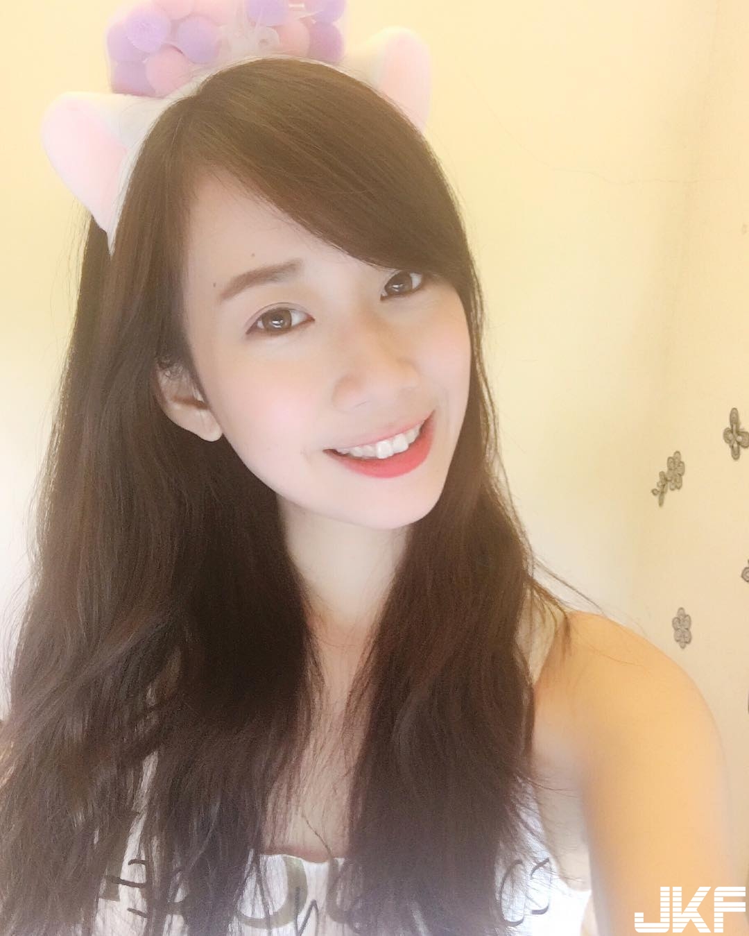 清秀正妹比基尼下「爆乳的秘密」！河邊袒露「性感美乳」，畫面好清涼呀！