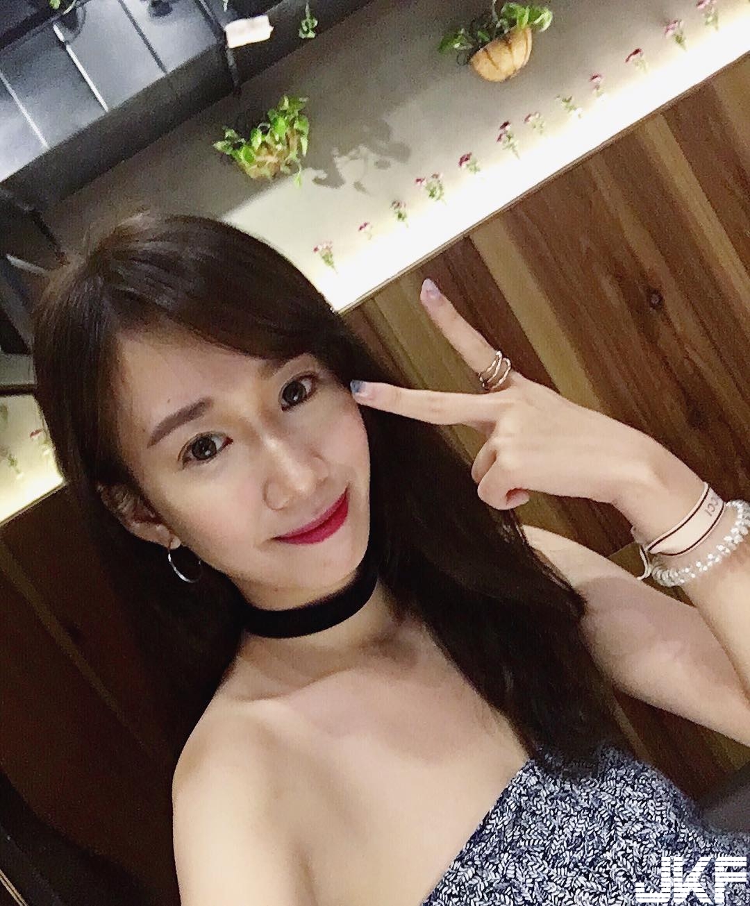 清秀正妹比基尼下「爆乳的秘密」！河邊袒露「性感美乳」，畫面好清涼呀！
