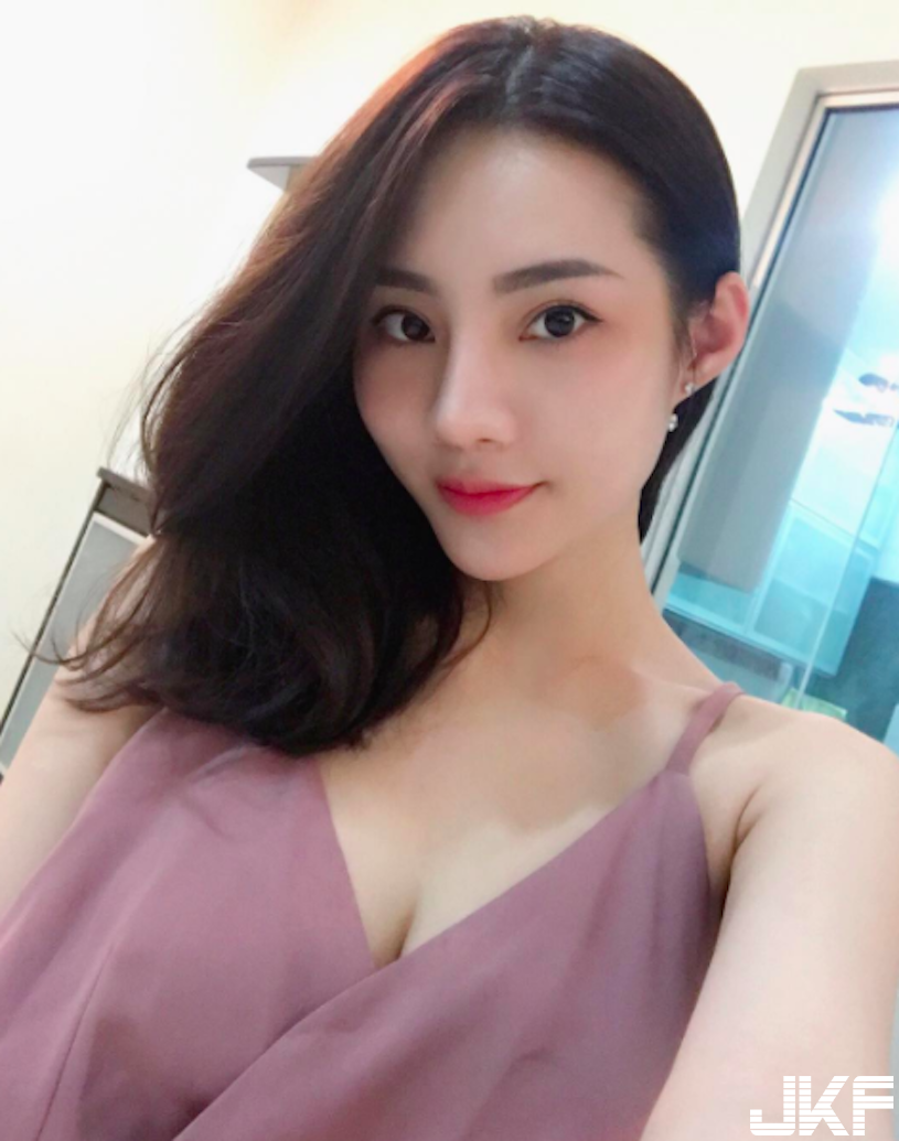 商場驚見「高顏值爆乳妹」，超深V乳溝「走路都好挺啊！」