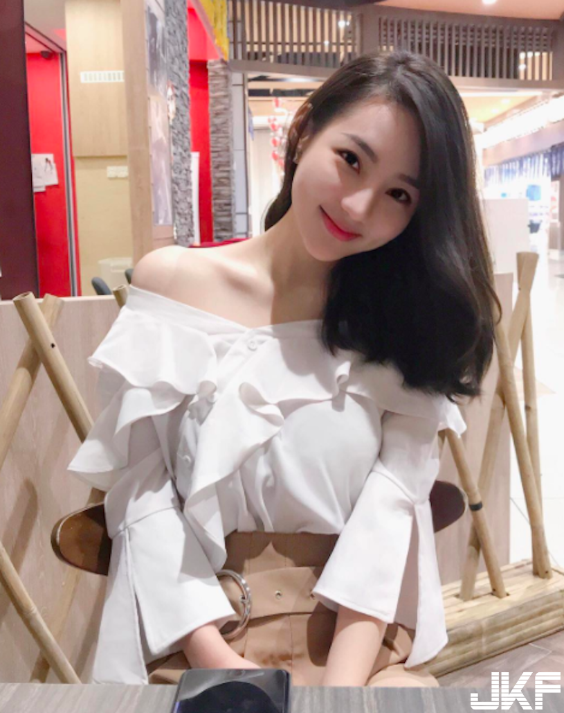 商場驚見「高顏值爆乳妹」，超深V乳溝「走路都好挺啊！」