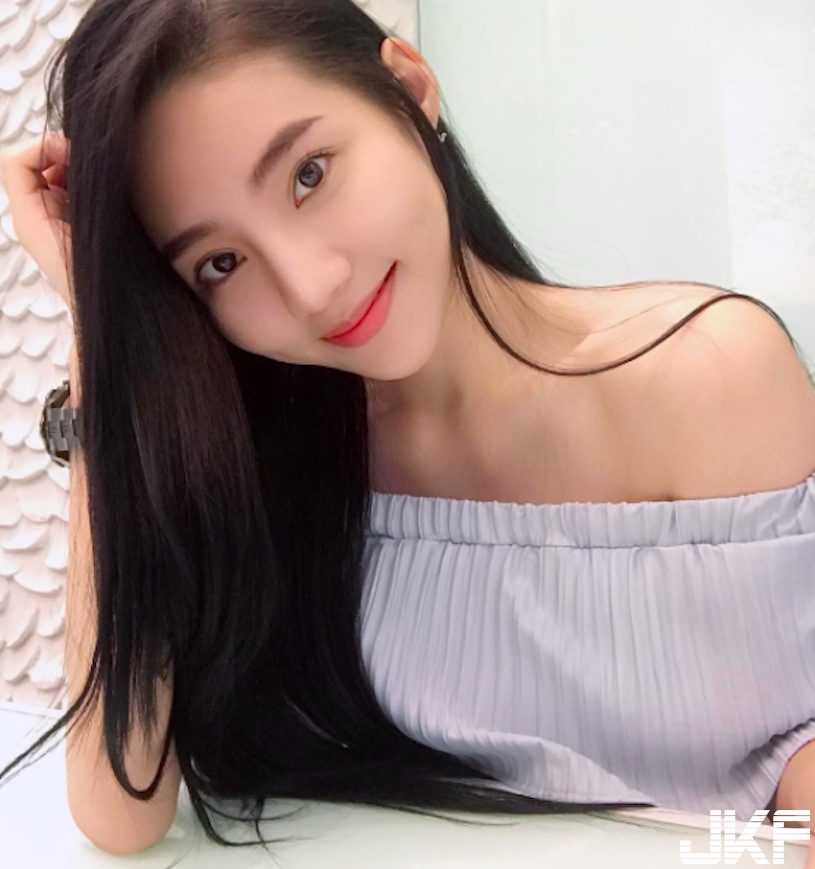 商場驚見「高顏值爆乳妹」，超深V乳溝「走路都好挺啊！」