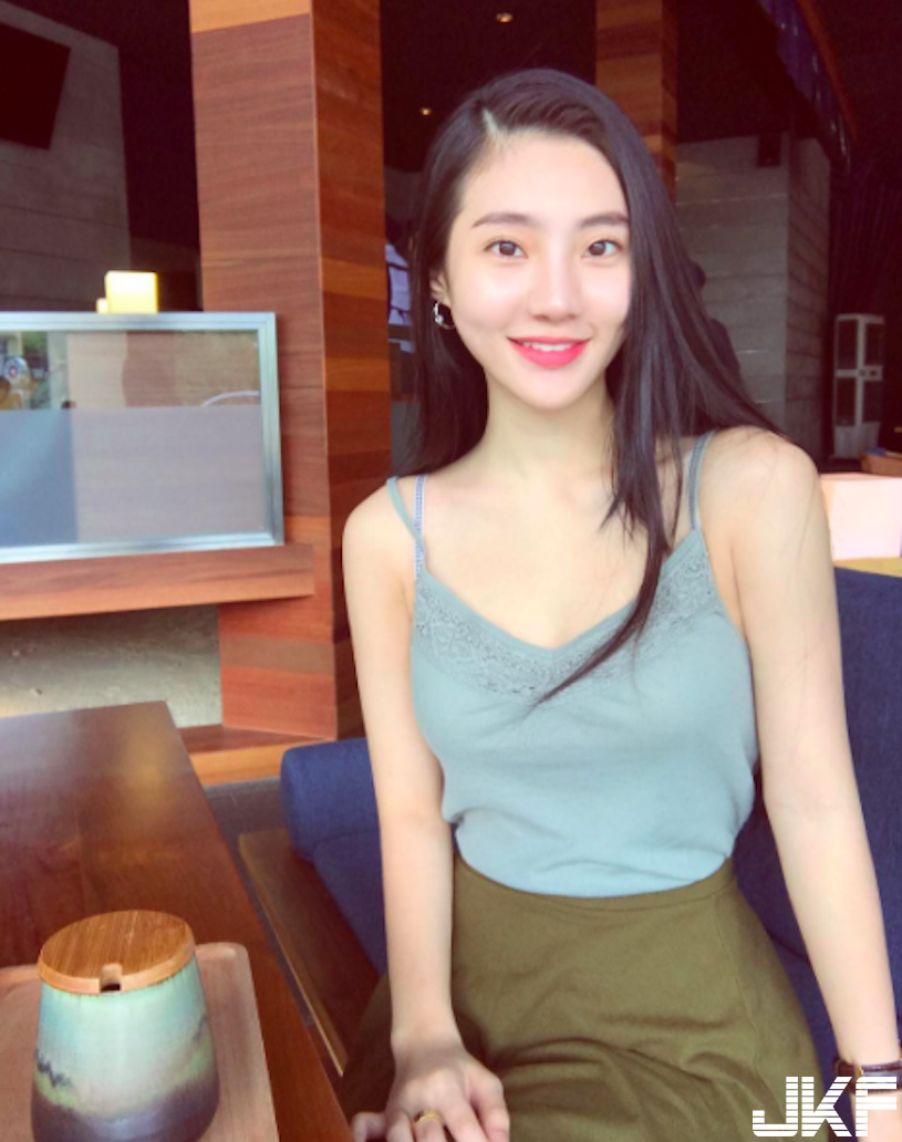商場驚見「高顏值爆乳妹」，超深V乳溝「走路都好挺啊！」