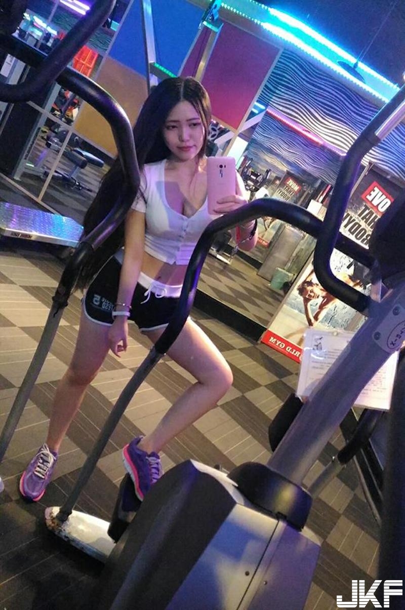 風太大啦！「低胸爆奶妹」搭高鐵出遊！深V洋裝露「白皙美乳」整球快掉出來！