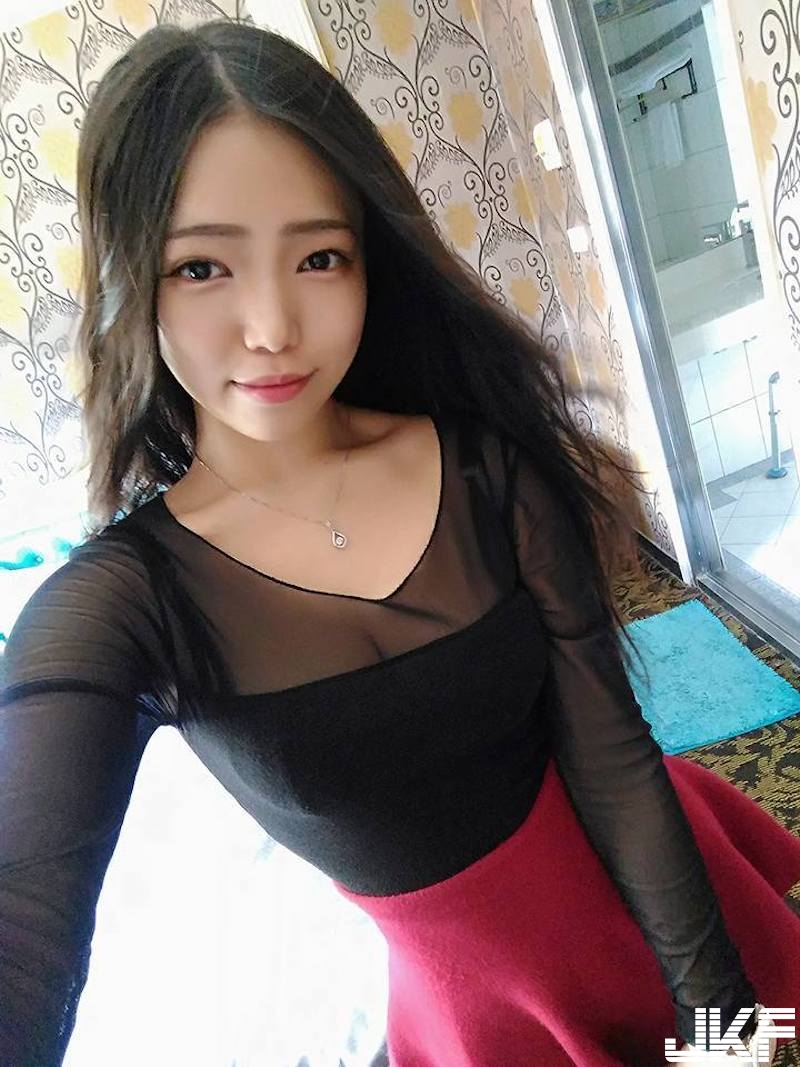 風太大啦！「低胸爆奶妹」搭高鐵出遊！深V洋裝露「白皙美乳」整球快掉出來！