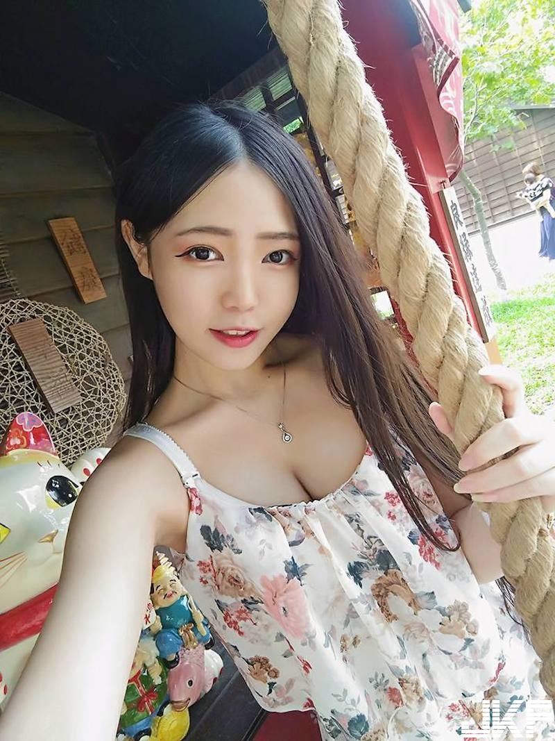 風太大啦！「低胸爆奶妹」搭高鐵出遊！深V洋裝露「白皙美乳」整球快掉出來！