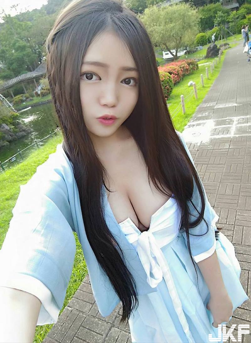 風太大啦！「低胸爆奶妹」搭高鐵出遊！深V洋裝露「白皙美乳」整球快掉出來！