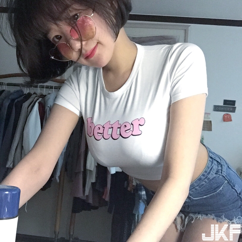 「短髮+巨乳」超強組合！正妹飽滿乳量「塞好塞滿」，比基尼整顆都快掉出來了！