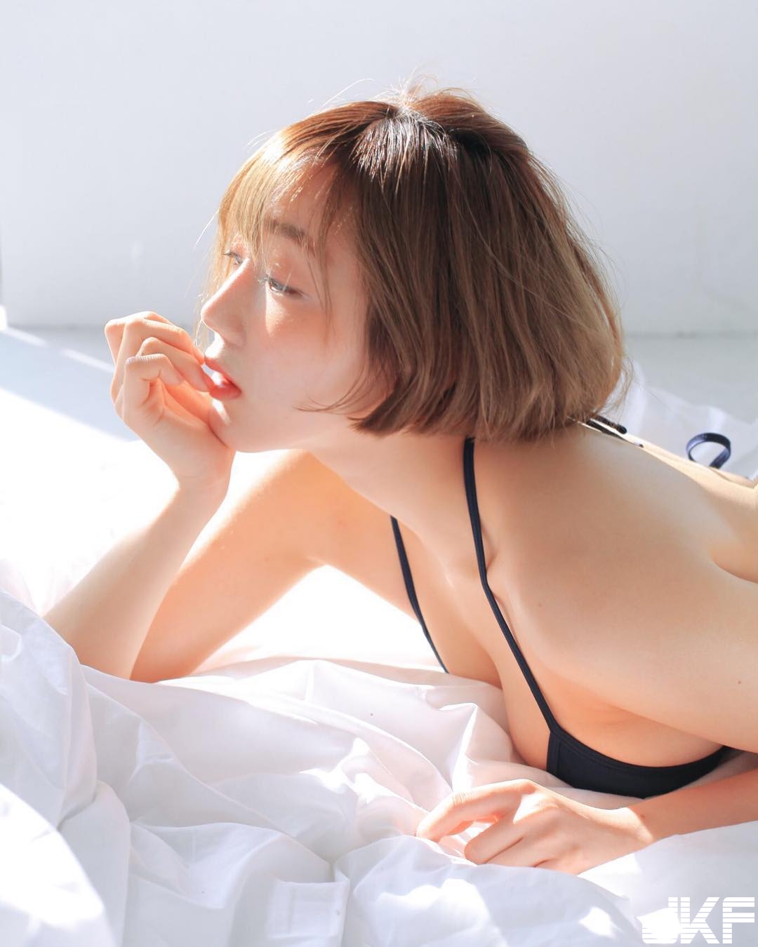 「短髮+巨乳」超強組合！正妹飽滿乳量「塞好塞滿」，比基尼整顆都快掉出來了！