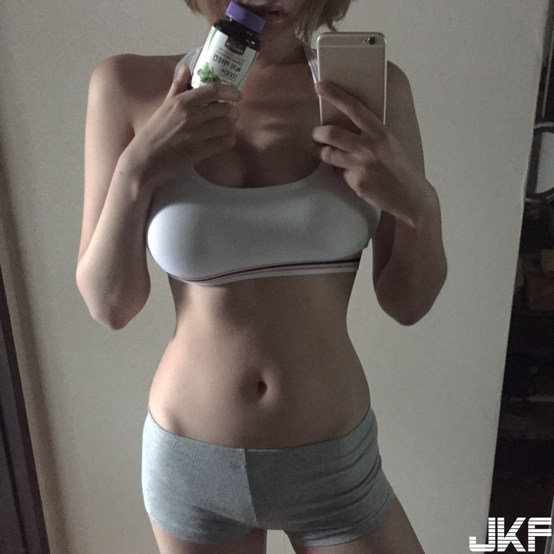 「短髮+巨乳」超強組合！正妹飽滿乳量「塞好塞滿」，比基尼整顆都快掉出來了！