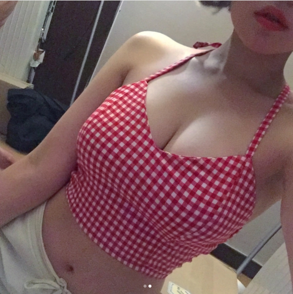 「短髮+巨乳」超強組合！正妹飽滿乳量「塞好塞滿」，比基尼整顆都快掉出來了！