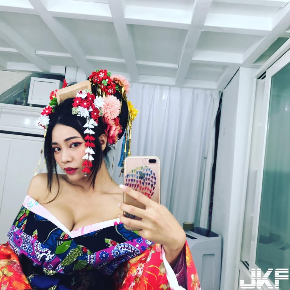 「女友系女神」爆乳口含棒棒糖好挑逗！總是不穿好衣服展現超壞脾氣！