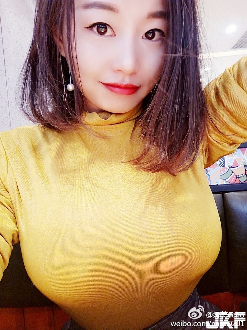 太火辣了！超市驚見「巨大車頭燈正妹」，渾圓側乳超殺「背影也好猛烈」！
