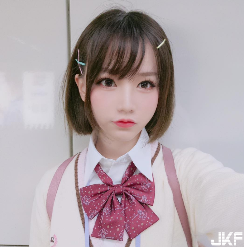巨乳就是王道！超可愛「豪乳小隻馬」的誘人眼神讓人想變成她胸口的貓咪！