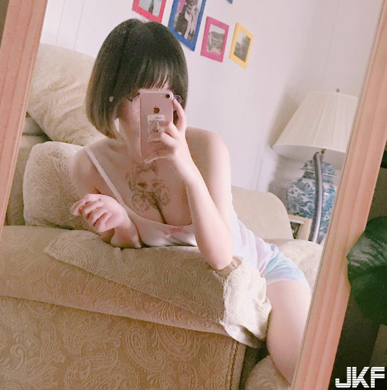 巨乳就是王道！超可愛「豪乳小隻馬」的誘人眼神讓人想變成她胸口的貓咪！