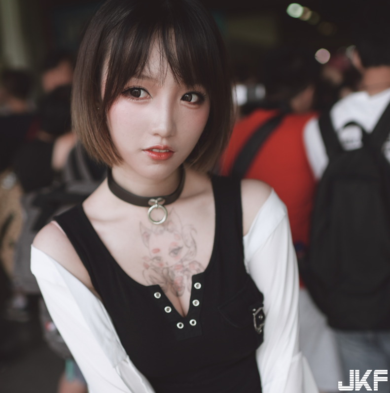 巨乳就是王道！超可愛「豪乳小隻馬」的誘人眼神讓人想變成她胸口的貓咪！