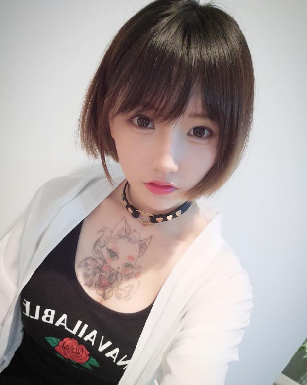 巨乳就是王道！超可愛「豪乳小隻馬」的誘人眼神讓人想變成她胸口的貓咪！
