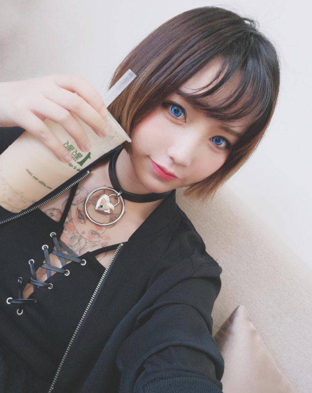 巨乳就是王道！超可愛「豪乳小隻馬」的誘人眼神讓人想變成她胸口的貓咪！