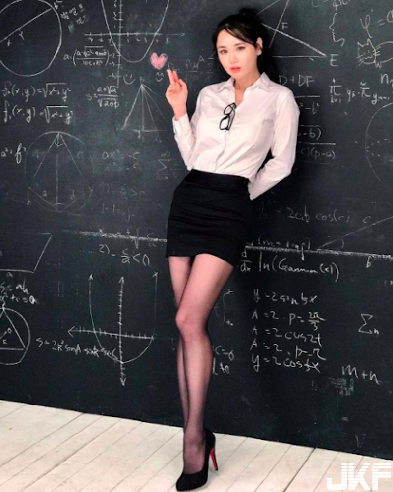 學生起立！性感「大奶數學老師」！襯衫窄裙黑絲襪「Ｓ型身材」超惹火！