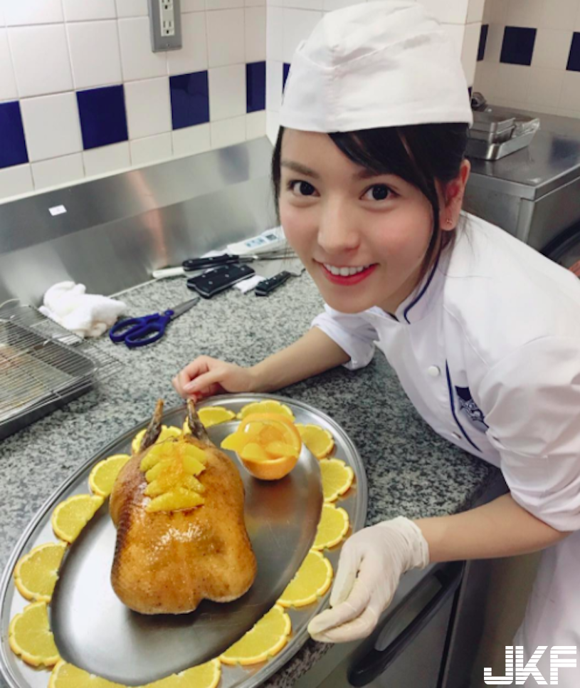史上最美廚娘！甜美臉蛋＋「銷魂身材」看起來「好可口」，高超廚房技巧帶你上天堂！