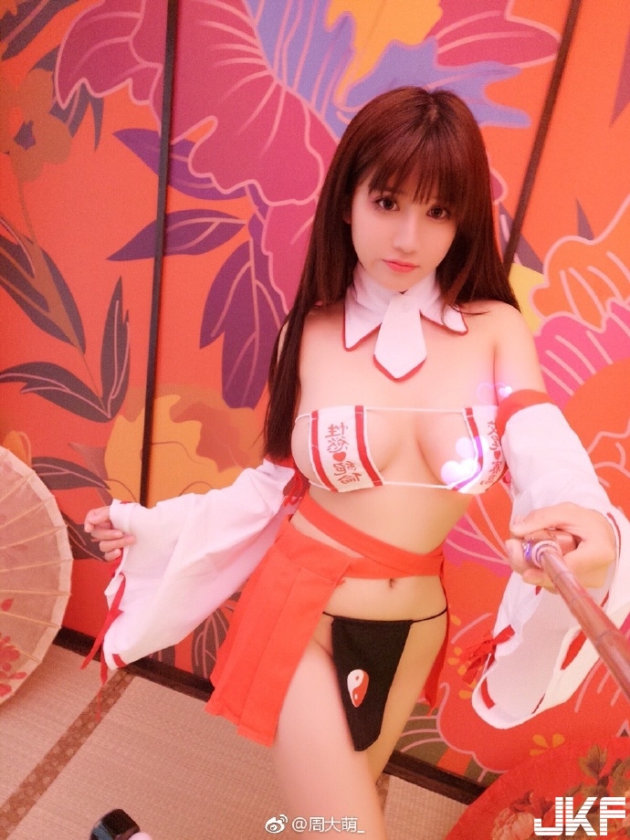 「爆乳巫女」要用童貞獻祭！激萌臉蛋加上狂野身材，還把超狂心願都寫在胸罩上！