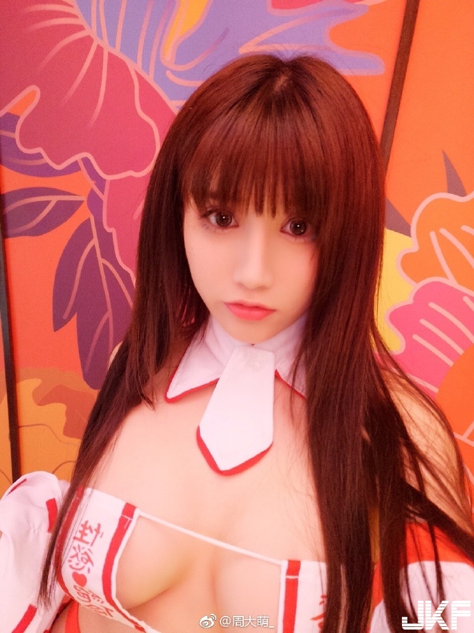 「爆乳巫女」要用童貞獻祭！激萌臉蛋加上狂野身材，還把超狂心願都寫在胸罩上！