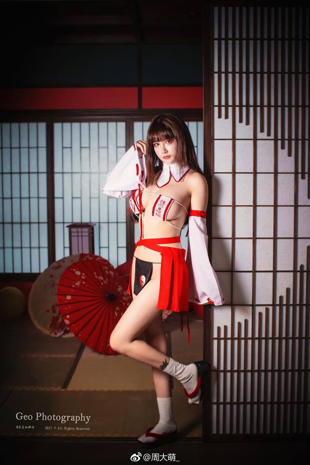 「爆乳巫女」要用童貞獻祭！激萌臉蛋加上狂野身材，還把超狂心願都寫在胸罩上！