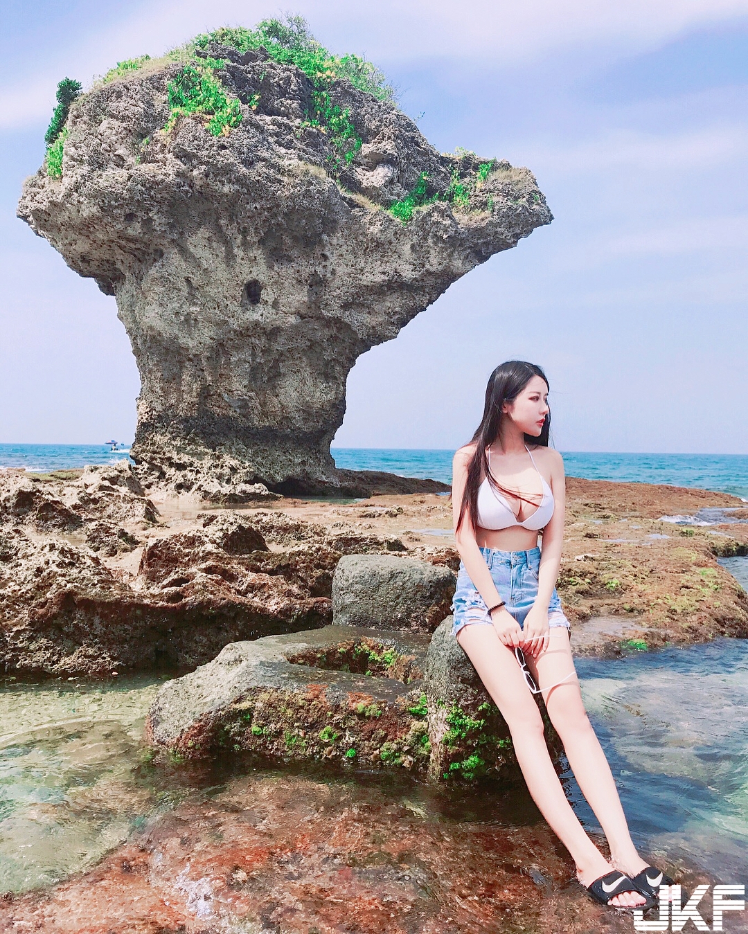 超狂乳量！海邊捕捉「爆乳正妹」邪惡角度讓人醉！「豐滿G杯」比基尼也快罩不住了！