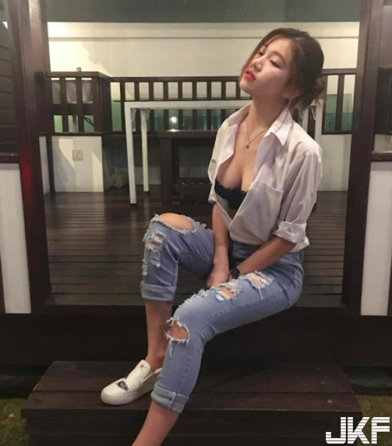 深夜超商「爆乳背心妹」！低頭挑飲料吃冰「渾圓形狀」遮不住啊！