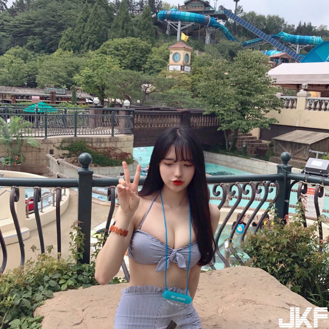 高中妹解放！深V端出「飽滿雪乳」宣告登大人！畫面塞滿我的雙眼被餵飽啦
