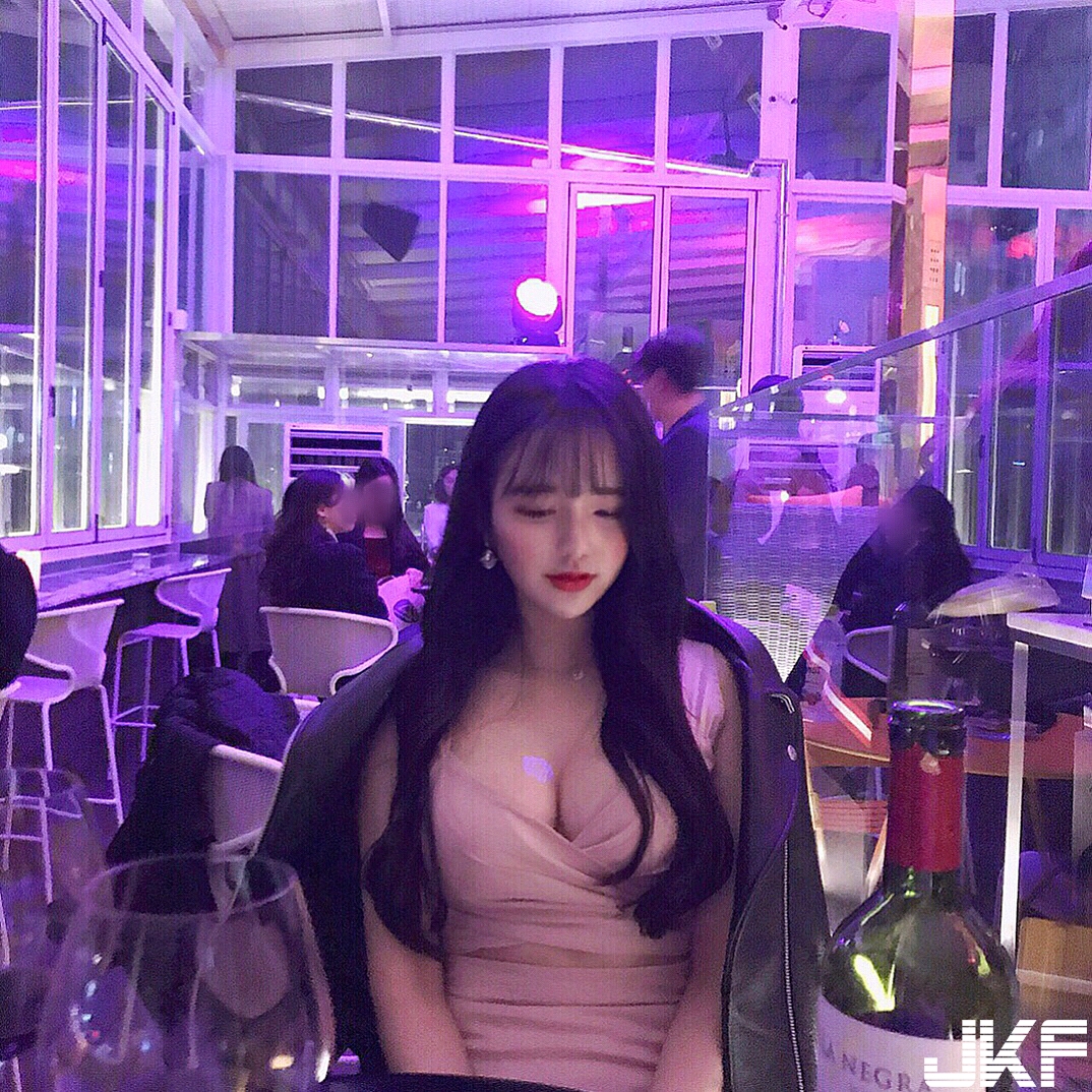 高中妹解放！深V端出「飽滿雪乳」宣告登大人！畫面塞滿我的雙眼被餵飽啦