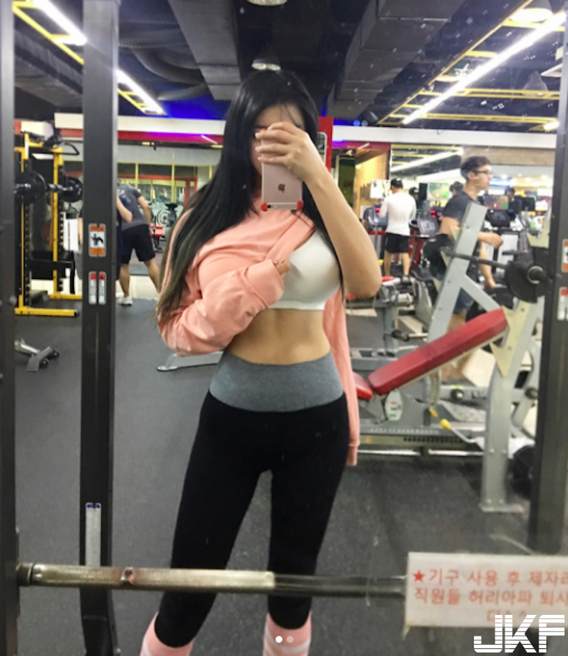 萬聖節前驚見「吸血鬼奶妹」F級車頭燈好猛喔！超狂「邪惡八字奶」畫面沒有極限…
