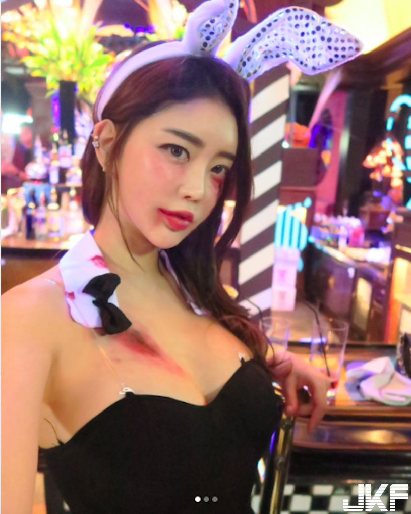 萬聖節前驚見「吸血鬼奶妹」F級車頭燈好猛喔！超狂「邪惡八字奶」畫面沒有極限…