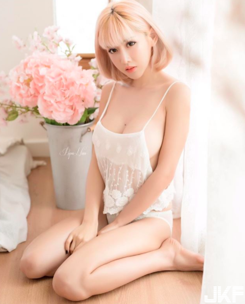 太驚人！正妹「木瓜奶豪乳」果實太過豐碩，突破「透明小肚兜」直接掉出來啦！